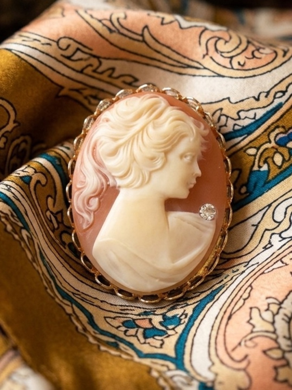 Brooch Woman's Vintage Cameo Scalloped Gold Toned Oval Profile Carnelian & Cream